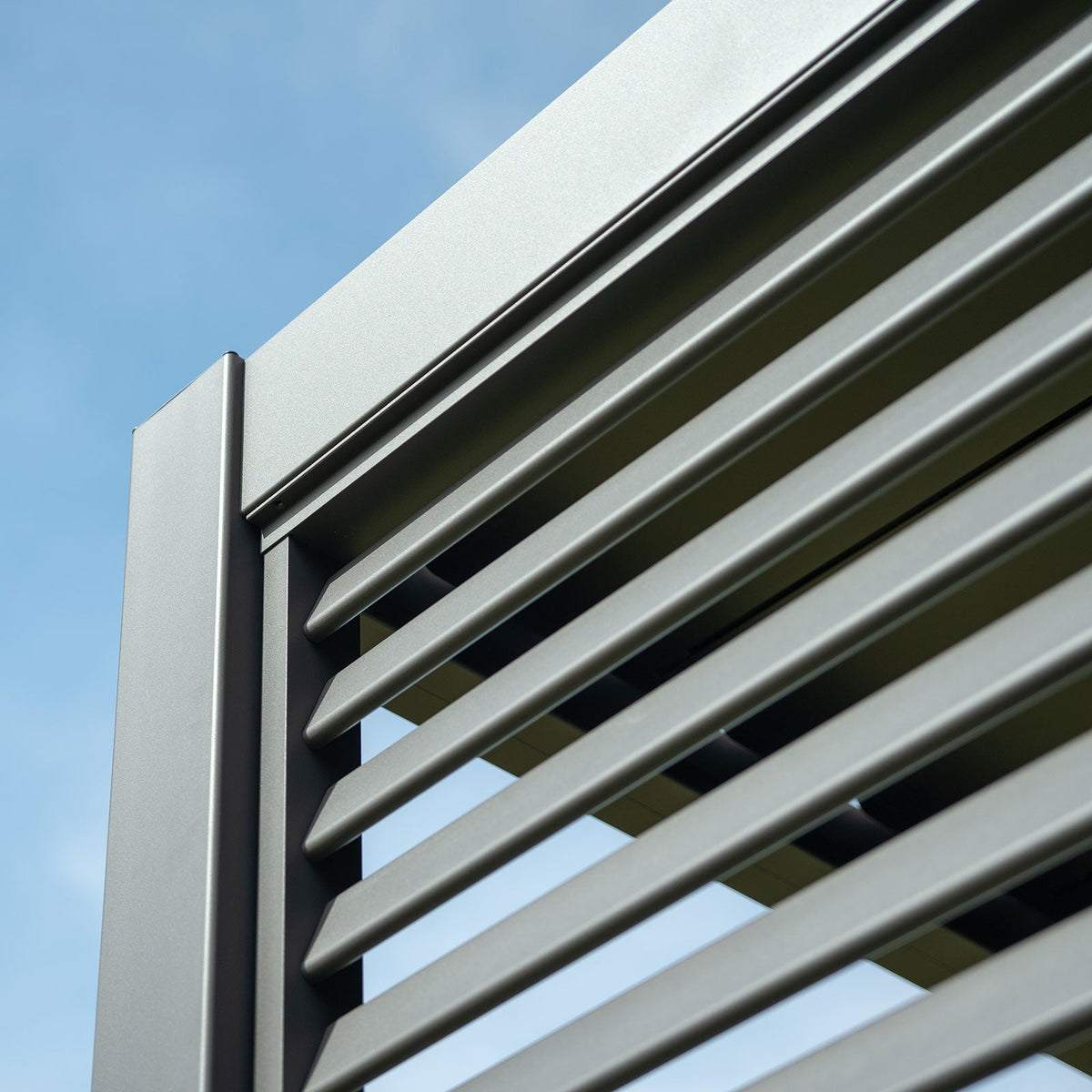 Titan Louvred Side Wall — in daylight