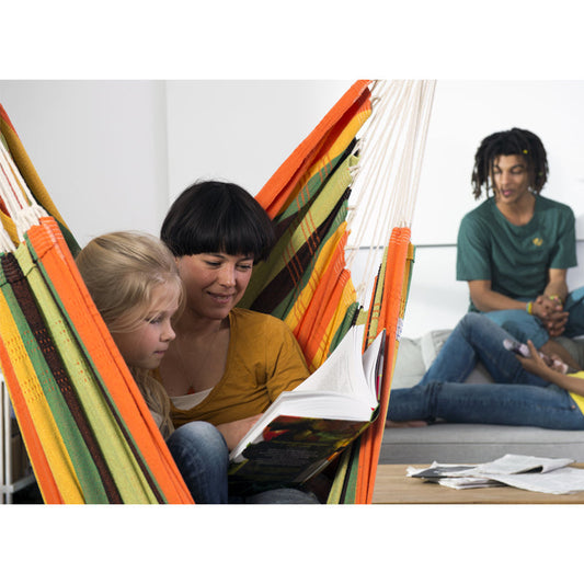 Brasil Gigante Esmeralda Hammock Chair — in use outdoors