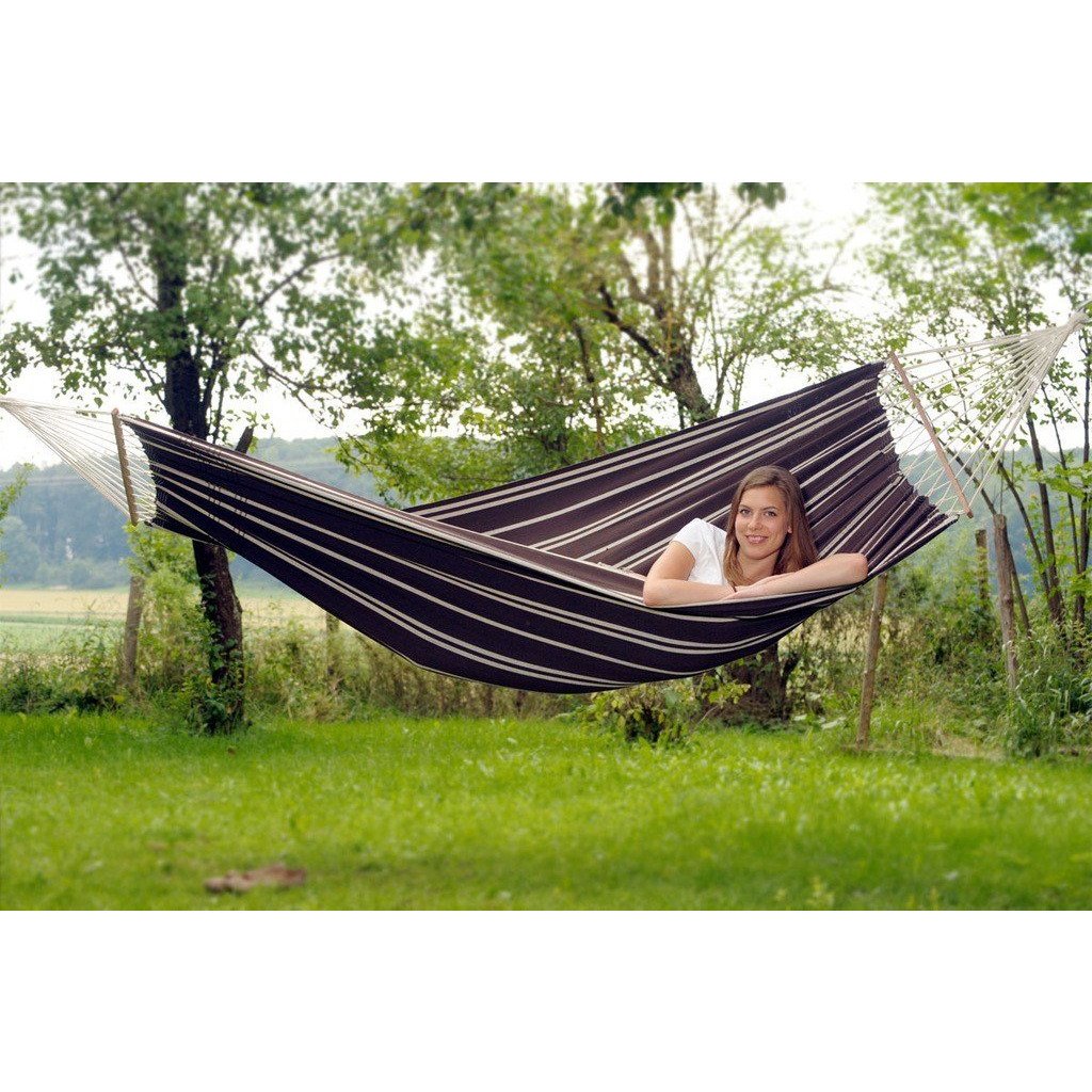 Brasilia Mocca Hammock — in use outdoors