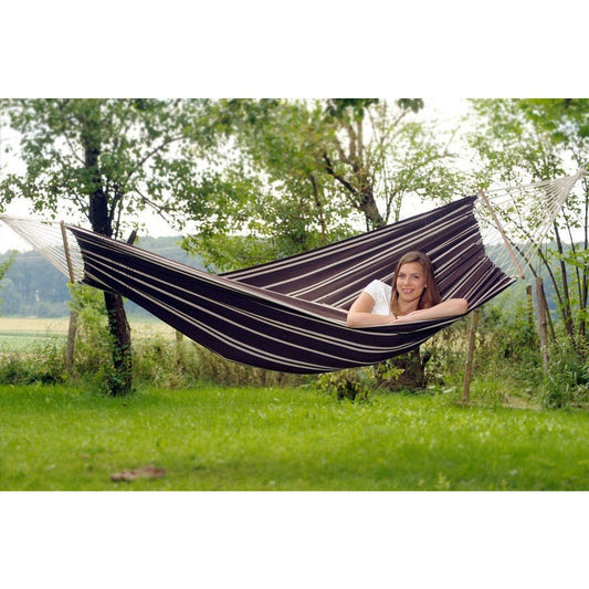Brasilia Mocca Hammock — in use outdoors